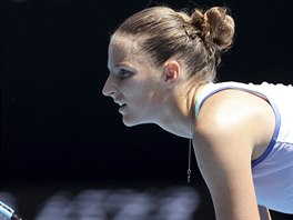 Karolína Plíšková vyčkává na příjmu v prvním kole Australian Open.