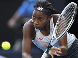 Amerianka Coco Gauffov se sousted na bekhend ve tetm kole Australian Open.