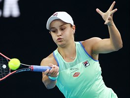 Australanka Ashleigh Bartyov hraje forhend v osmifinle domcho grandslamu v...