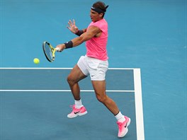 panl Rafael Nadal odehrv balon bhem osmifinle Australian Open.