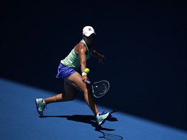 Australanka Ashleigh Bartyová odehrává balon během čtvrtfinále Australian Open.