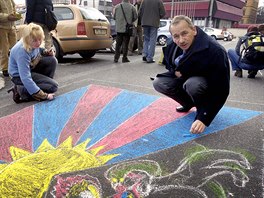 Primátor Jaroslav Kubera se zapojil do malování tibetské vlajky na chodník ped...