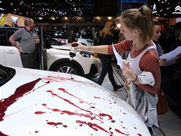 Vystoupení aktivist ze skupiny Extinction Rebellion na Motor Show v Bruselu....