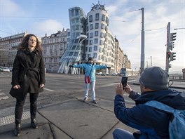 Turisté u Tančícího domu v Praze