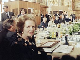 Premirka Margaret Thatcher s evropskmi ldry na summitu ve Francii, kde se...