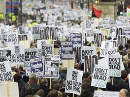 V Londn se protestuje proti vlce v Irku. (15. nora 2003)