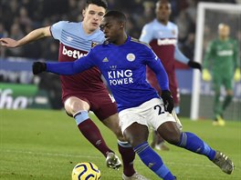 Declan Rice (vlevo) z West Hamu v souboji s  Nampalysem Mendym z Leicesteru.