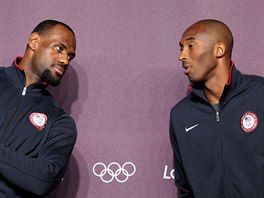 LeBron James (vlevo) a Kobe Bryant jako spoluhráči z amerického olympijského...