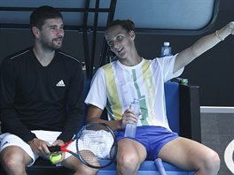 Karolína Plíšková hovoří během tréninku před startem Australian Open s koučem...