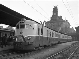 Motorov jednotka Ganz M 495.0 rychlku Karlex mezi Prahou a Berlnem na...