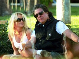 Pamela Andersonová a Jon Peters (11. února 2004)