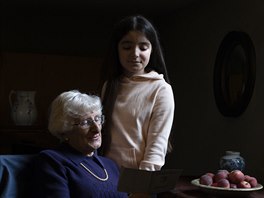 Yvonne Bernsteinová s jedenáctiletou vnučkou Chloe Wrightovou na snímku...