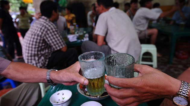 Mezi oblíbené vietnamské značky piva patří například Bia Hoi. Na snímku hospoda v Hanoji (27. srpna 2010)
