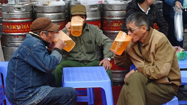 Vietnamští staříci na pivním festivalu v Hanoji  (7. prosince 2014)