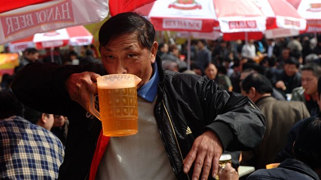 Spotřeba piva ve Vietnamu v posledních letech prudce stoupala. (7. prosince 2014)