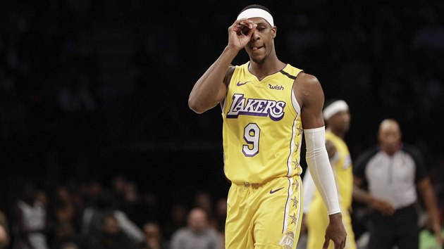 Rajon Rondo gestikuluje na spoluhráče z LA Lakers.