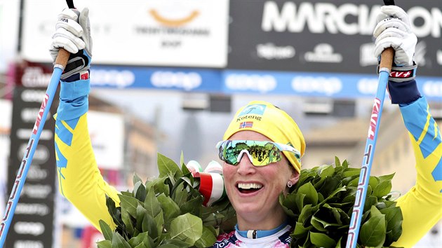 Kari Vikhagen Gjeitnesová oslavuje triumf v dálkovém běhu Marcialonga.