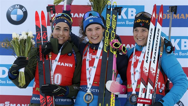 Tři nejlepší z hromadného závodu v Pokljuce. Z vítězství se radovala Švédka Hanna Öbergová (uprostřed), vlevo je druhá Lisa Vittozziová, vpravo třetí Anaïs Bescondová.