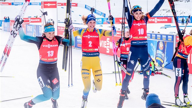 Tři nejlepší z hromadného závodu v Pokljuce. Z vítězství se radovala Švédka Hanna Öbergová (uprostřed), vpravo je druhá Lisa Vittozziová, vlevo třetí Anaïs Bescondová.