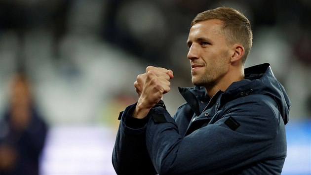 Tom� Sou�ek p�i�el sv� nov� spoluhr��e z West Hamu povzbudit. Na sn�mku je p�ed utk�n�m proti Liverpoolu.