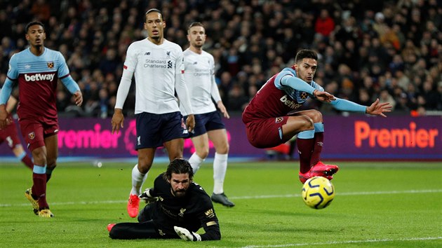 Manuel Lanzini z West Hanu v anci ped brankem Alissonem Beckerem z Liverpoolu.