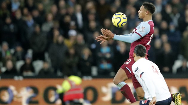 Sebastien Haller z West Hamu zpracovv m ped Virgilem van Dijkem z Liverpoolu.