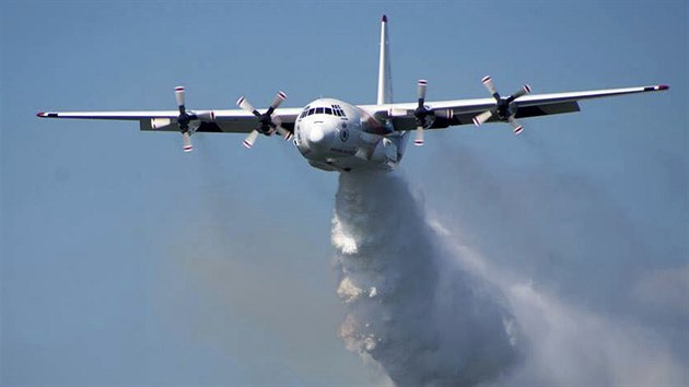 Letoun C-130 Hercules s vodnm rezervorem pi haen por v Austrlii.