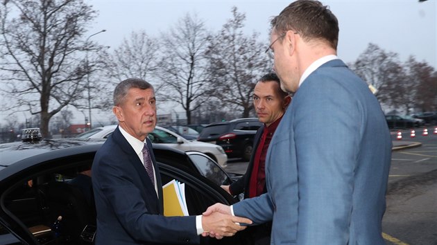 Premir Andrej Babi (vlevo) se zdrav s odvolanm ministrem dopravy Vladimrem Kremlkem ped budovou adu. (24. ledna 2020)