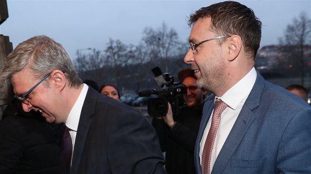 Karel Havlíček (vlevo) převzal resort ministerstva dopravy od odvolaného Vladimíra Kremlíka (vpravo). (24. ledna 2020)