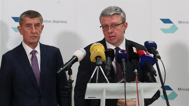 Premir Andrej Babi (vlevo) a nov ministr dopravy Karel Havlek na tiskov konferenci po uveden Havlka do adu. (24. ledna 2020)