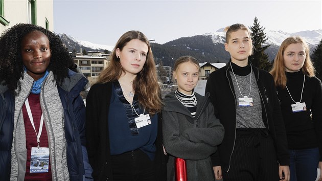 Skupina klimatických aktivistek v Davosu. Uganďanka Vanessa Nakateová stojí zcela vlevo. (24. ledna 2020)