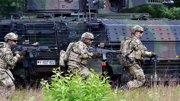 Němečtí vojáci při tréninku s bojovým vozidlem pěchoty Puma
