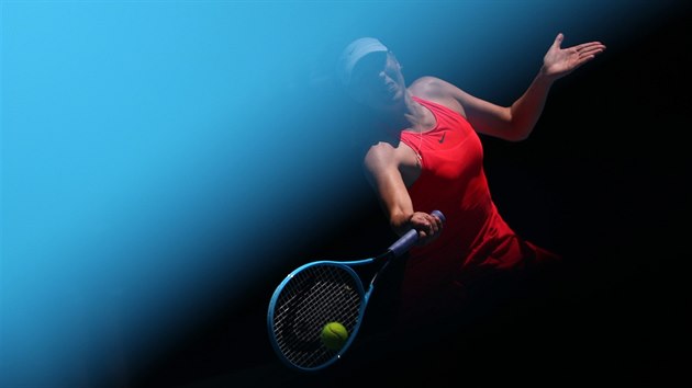 Ruska Maria arapovov hraje forhend v prvnm kole Australian Open.