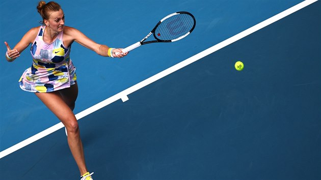 Petra Kvitová hraje forhend ve druhém kole Australian Open.