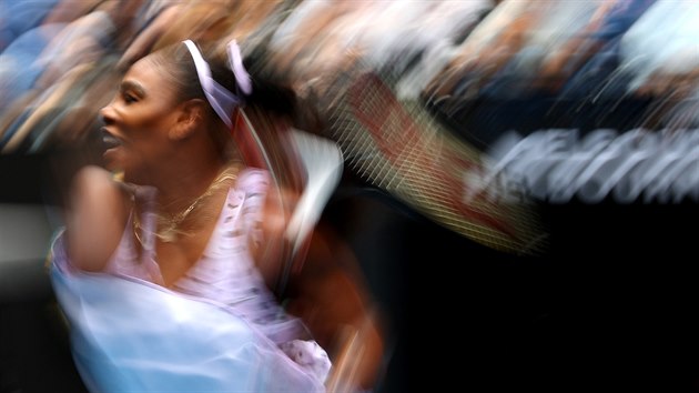 Netradiční zachycení forhendu Američanky Sereny Williamsové ve třetím kole Australian Open.