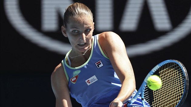 Karolna Plkov hraje bekhend ve tetm kole Australian Open.