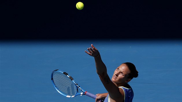 Karolína Plíšková  si nadhazuje míček na servis ve třetím kole Australian Open.