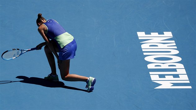 esk tenistka Karolna Plkov smutn po porce ve tetm kole Australian Open.