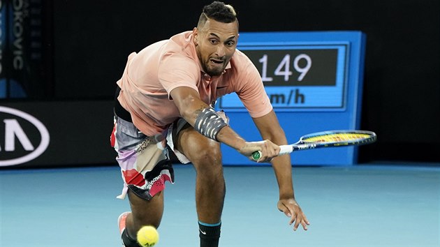 Australan Nick Kyrgios se sna doshnout na m ve tetm kole domcho grandslamu v Melbourne.