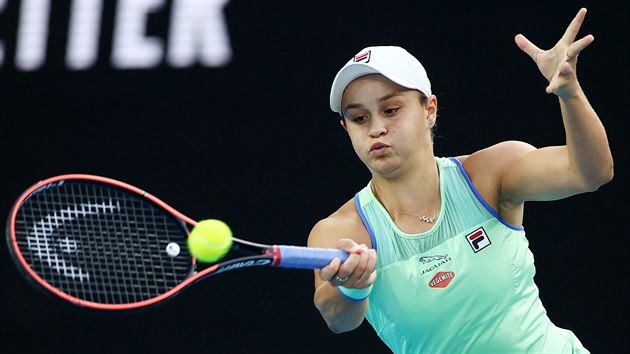 Australanka Ashleigh Bartyov hraje forhend v osmifinle domcho grandslamu v Melbourne.