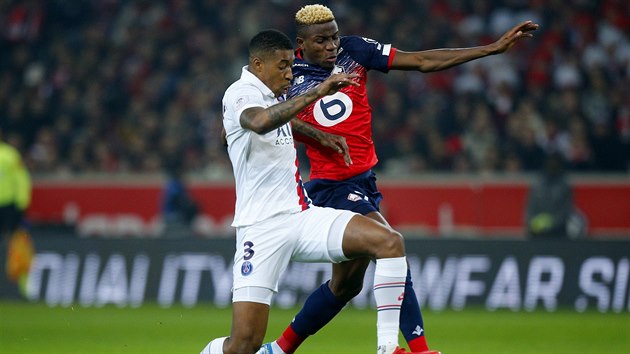 Presnel Kimpembe z Paris St. Germain (vlevo) bojuje o m s Victorem Osimhenem z Lille.