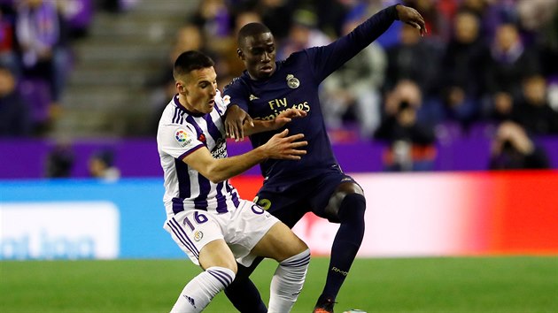 Ferland Mendy z Realu Madrid (vpravo) vede m okolo Fedeho z Valladolidu.