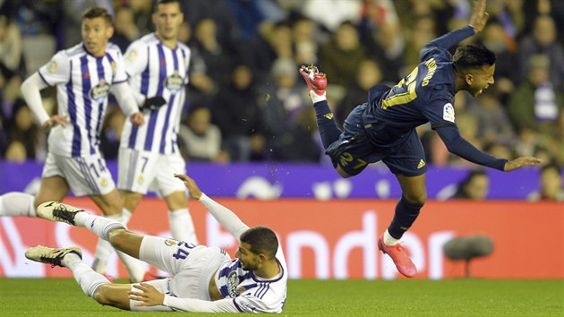 Rodrygo (Real Madrid) se po skluzu Joaquina Fernndeze (Valladolid) pkn proletl.