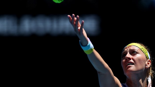 Petra Kvitová podává během čtvrtfinále Australian Open.