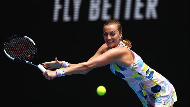 Petra Kvitov se natahuje po balonu bhem tvrtfinle Australian Open.