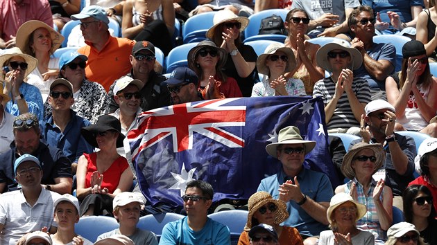Australští fanoušci během čtvrtfinálového duelu mezi Petrou Kvitovou a Ashleigh Bartyovou.