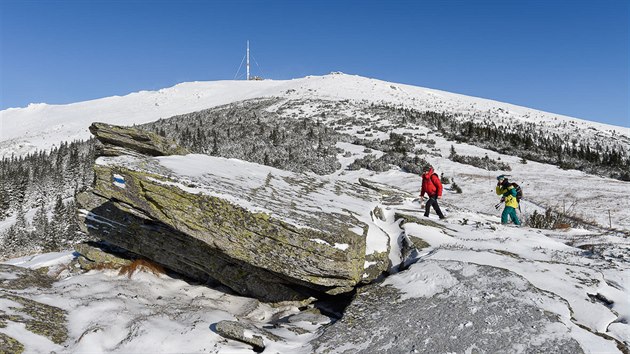 Kr�ova ho�a l�k� k v�stupu celoro�n�. M��ete ji zdolat v pohork�ch a v zim�, kdy� napadne hodn� sn�hu, na sn�nic�ch nebo na skialpinistick�ch ly��ch.