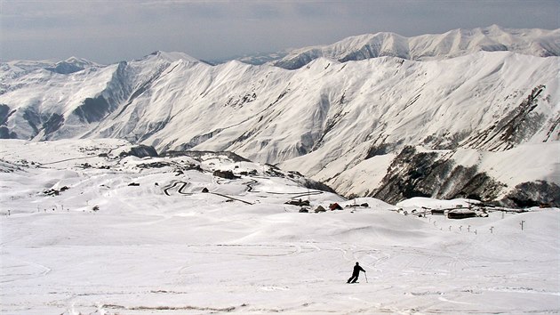Rok 2009. Pohled na původní Gudauri ve výšce kolem 2 000 metrů, dnes označované jako Centrální Gudauri. Sjezdovky po celý den zely prázdnotou. Klientelu ze zahraničí tvořili tehdy hlavně zájemci o heli ski.