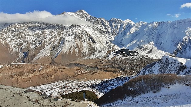 Stepancminda vpozad stet nejvy horou Kavkazu Kazbek (5 047 m), ke kter ml bt podle bj pikovn Promtheus za vzpouru proti bohm.