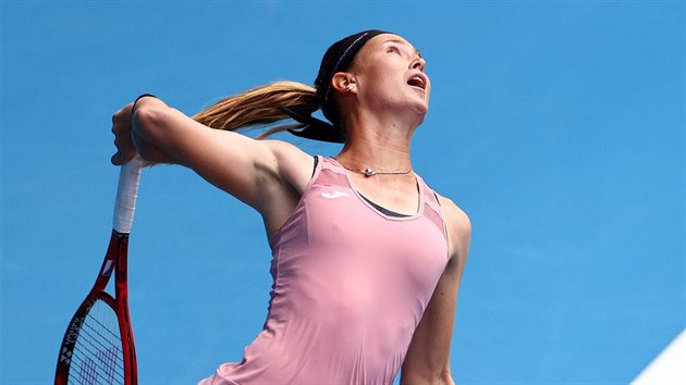 Marie Bouzková servíruje v 1. kole Australian Open.